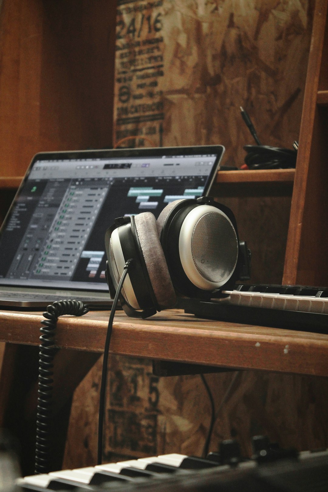 The Fascinating Journey of a Song: From Composition to Production – Sampley